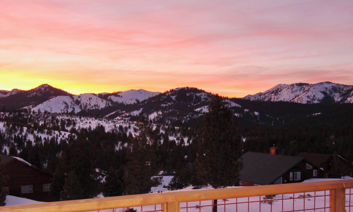 Truckee House | Spectacular Panoramic Sunrise and Sunset Mountain Views; EV Charger; Hot Tub
