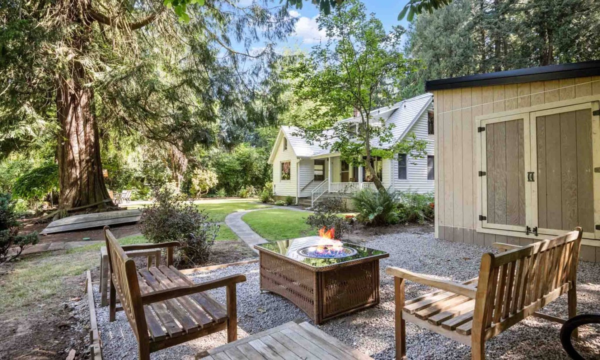 Stafford - Tualatin Valley House | Spectacular Riverfront Setting, Pet Friendly, EV Charger, Fire-Table, Sauna, BBQ Overlooking River