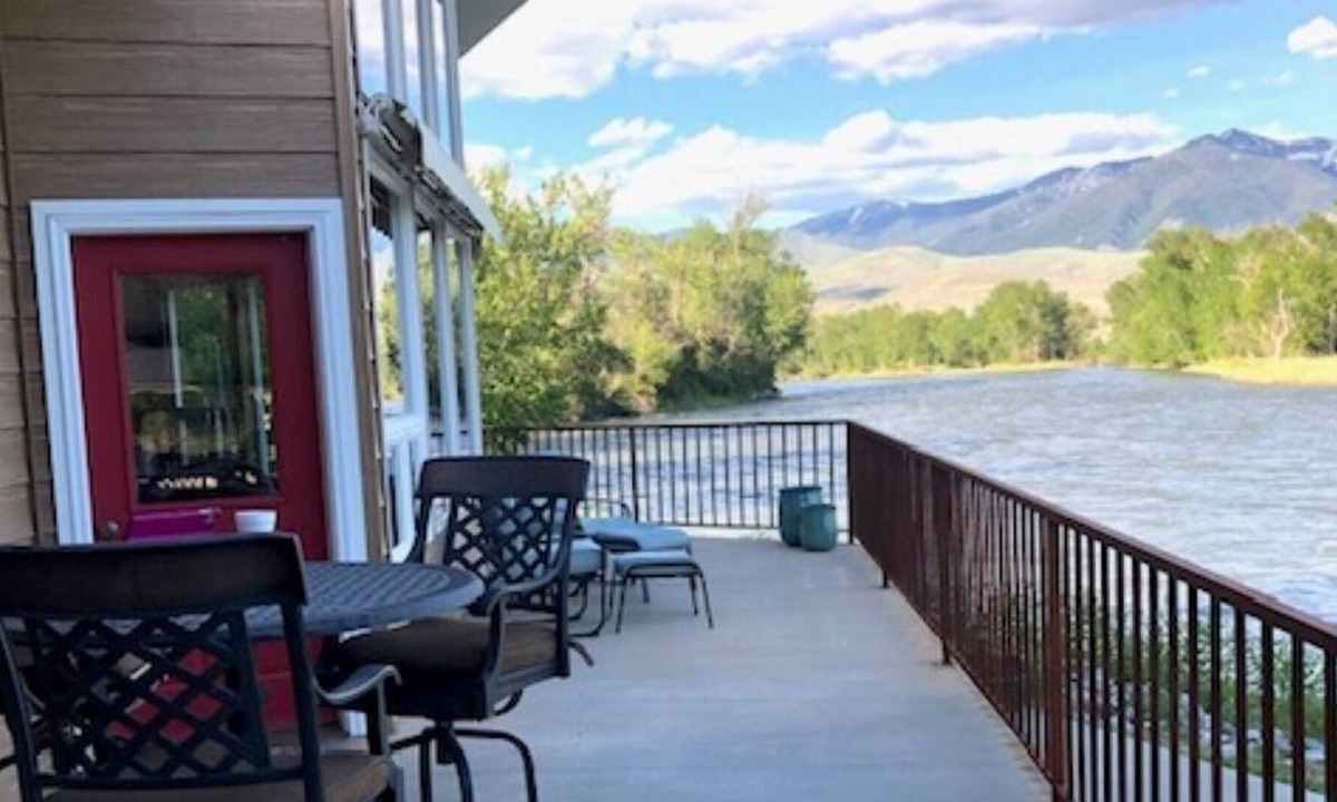 Carmen House | Spectacular Riverfront home- "The River's Edge"