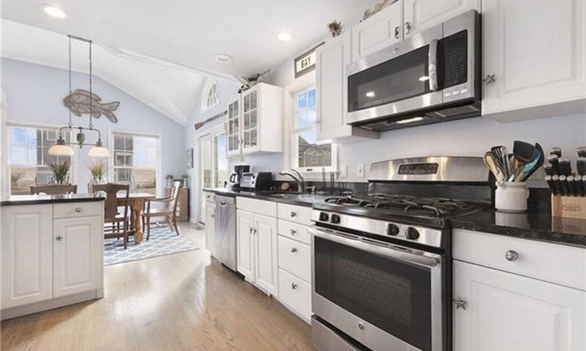 South Beach Haven House | Spectacular 5 Bedrooms, 4 Bathrooms - Steps To The Beach, Short Walk To The Bay