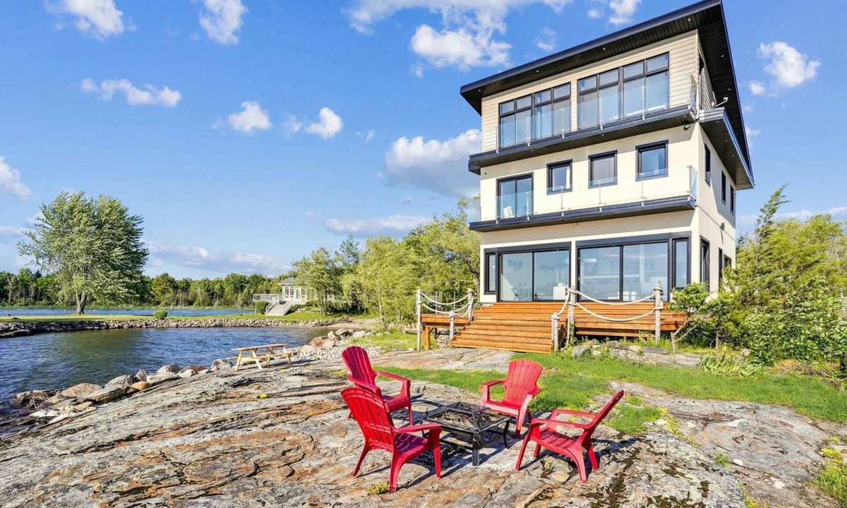 Tay House | Spectacular Waterfront Cottage Loaded with Kayaks and Pool Table in Ontario