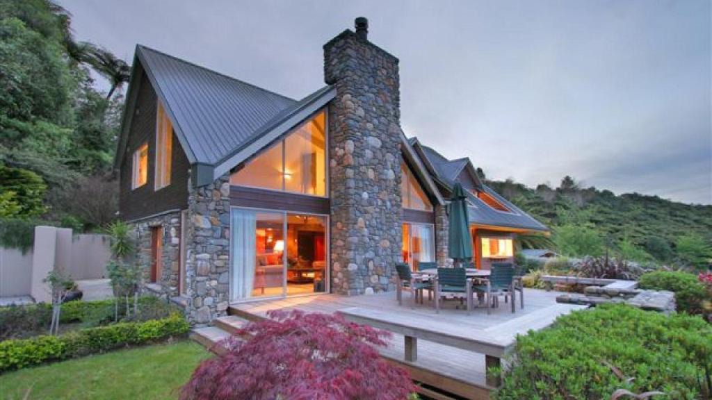 Lake Tarawera House | Spencer Lodge Lake Tarawera