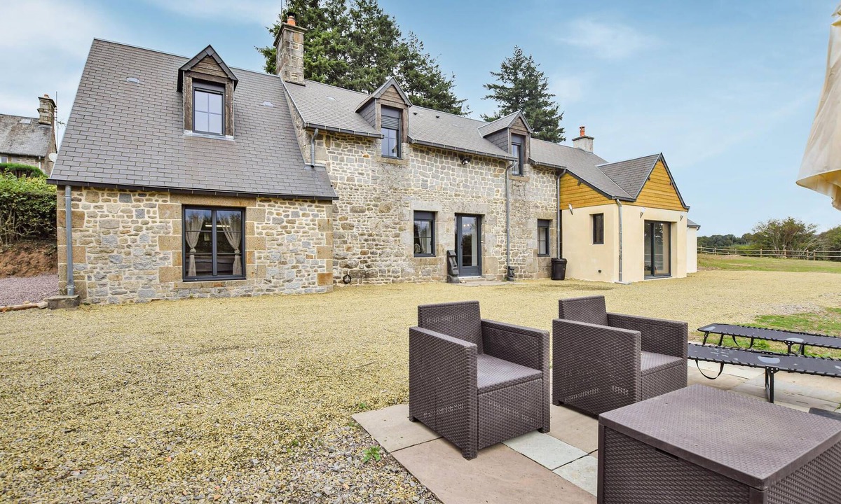 Le Gast House | Spend a dream vacation in a spacious and modern property in Le Gast.