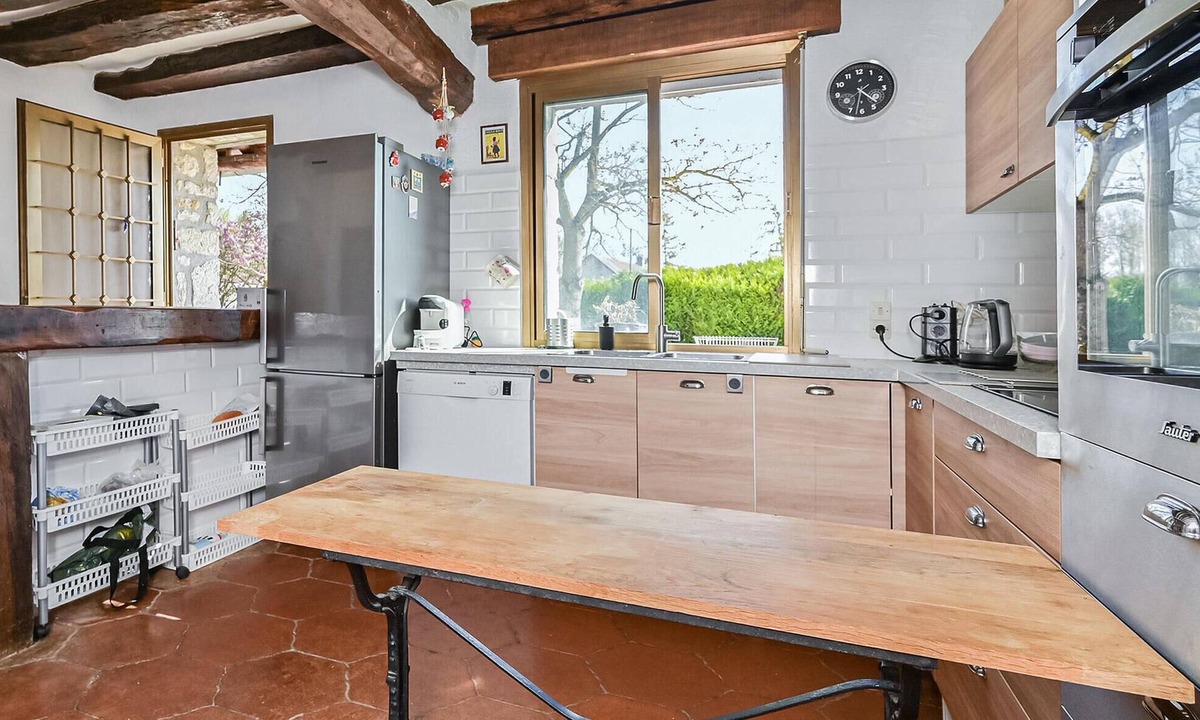 Sceaux-du-Gatinais House | Spend a relaxing vacation in this inviting vacation home with pool.