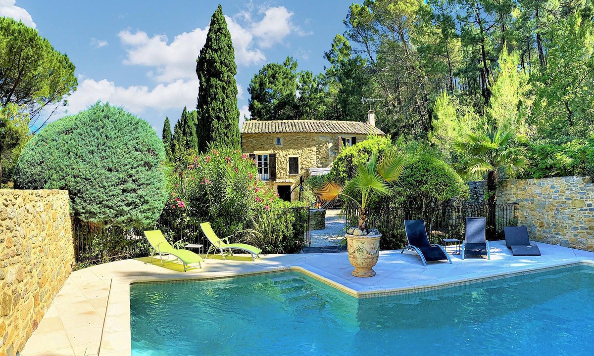 Sabran House | Spend a wonderful vacation with the family in this comfortable pool holiday home.