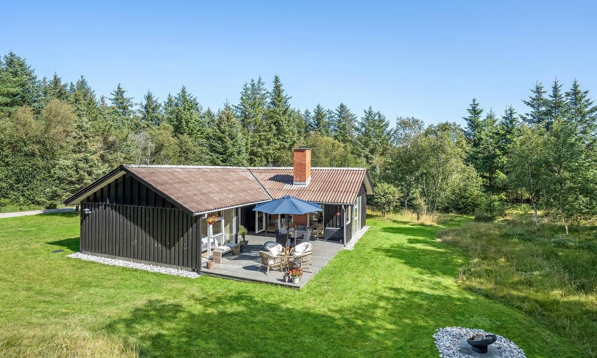 Rødhus House | Spend an unforgettable vacation with friends and family in this inviting cottage with room for 6 peo