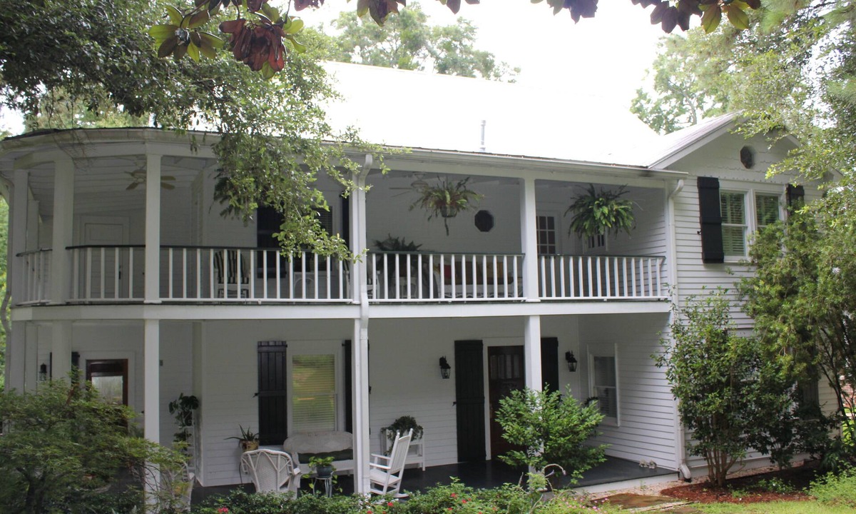 Fairhope House | Spend Your Vacation In A Real Southern Hotel