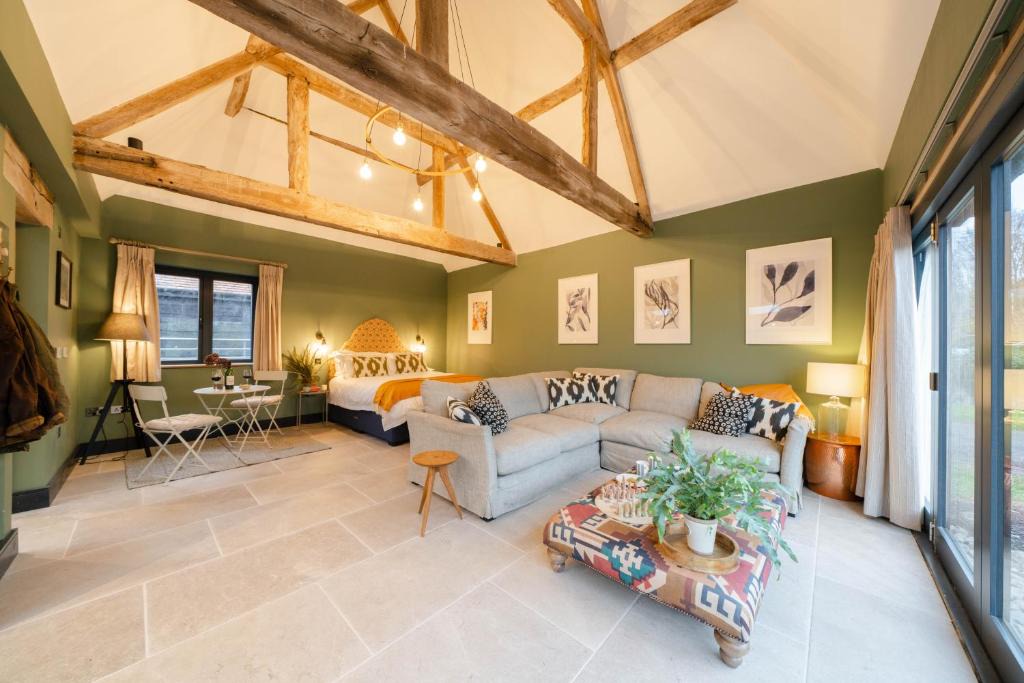 Abbots Salford House | Spinney - a unique open plan barn, with private garden