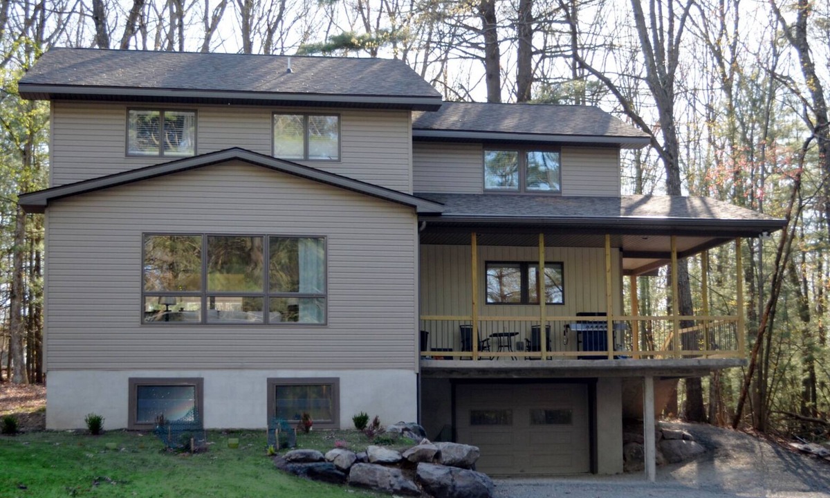 Tafton House | Spinnler Point Lake House short walk to Lake Wallenpaupack with Boat Slip