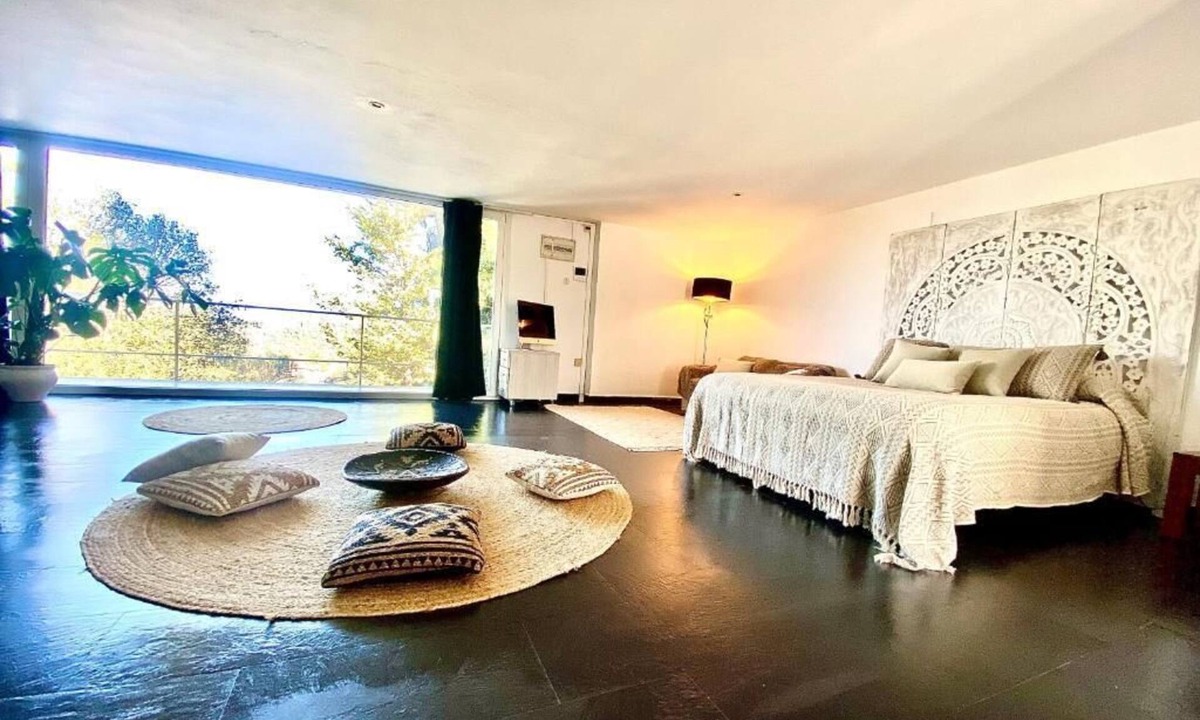 Sant Cugat del Valles House | Spirit of Queen