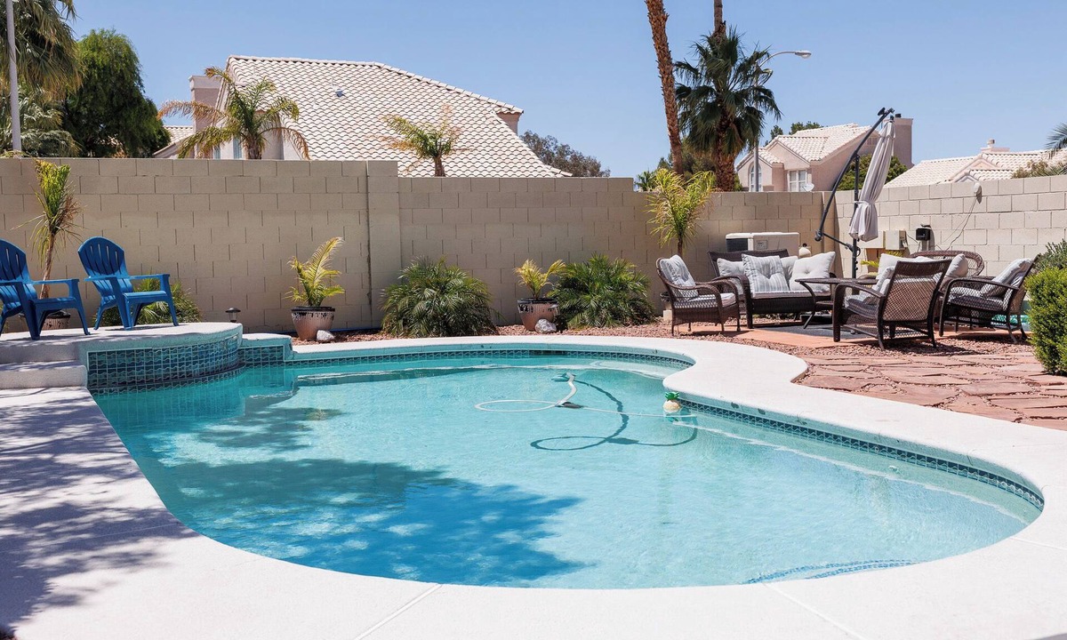 Green Valley House | SPLASH into FUN! HTD POOL FIre Pit, BBQ, PET OK 10 Min to Strip