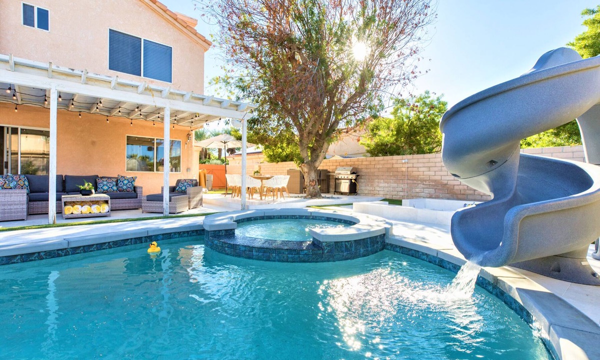 Indio House | Splash Pad, Waterslide, B-ball Ct, Heated Pool & Spa, Fire Pit, Arcade Room, FUN