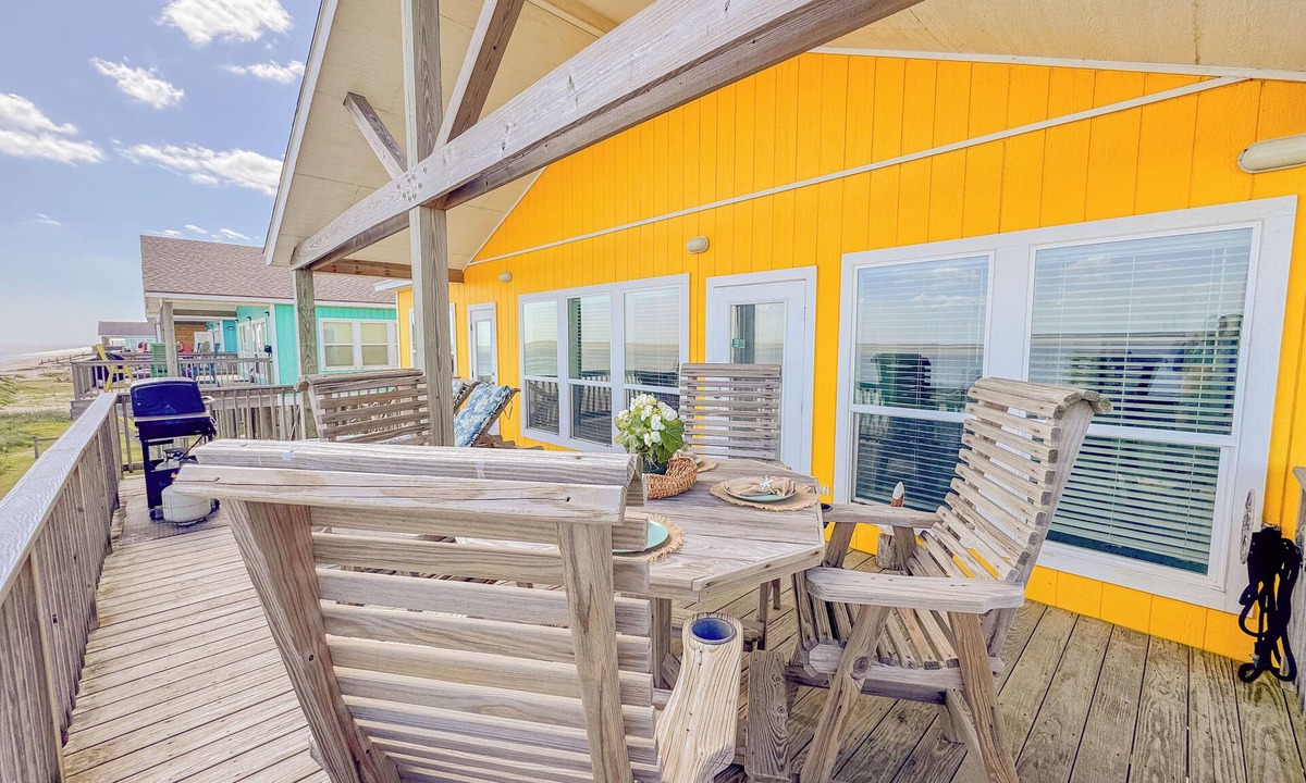 Port Bolivar House | Splash Spacious 3BD 3bath Beachfront! Steps to Beach!