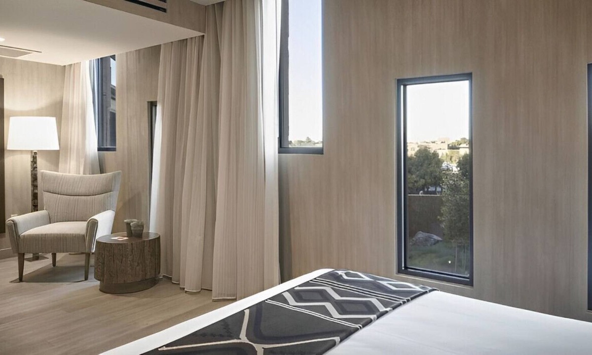 Sawmill Area House | Splendid King Rm w/ Rooftop Restaurant & Lounge!