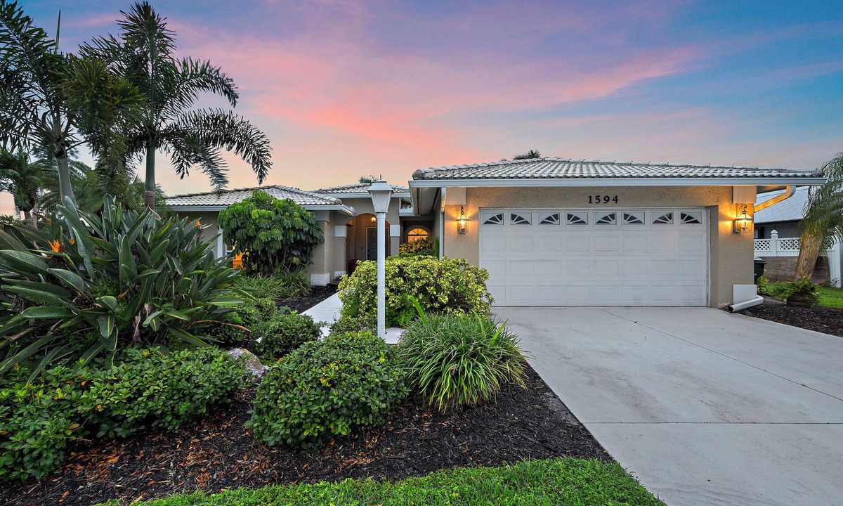 Pinecraft House | Splish Splash Retreat | Saltwater Pool + Grill