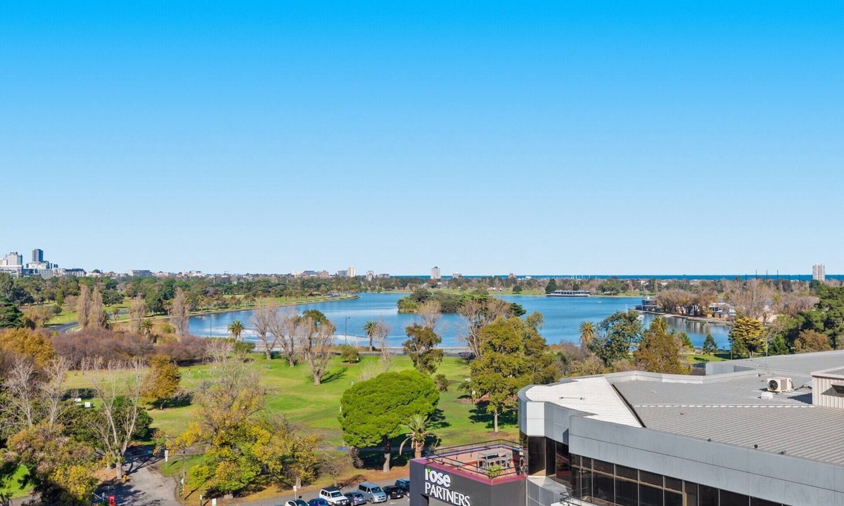 South Melbourne Apartment | Split-Level 2BR with City-View and Separate Study