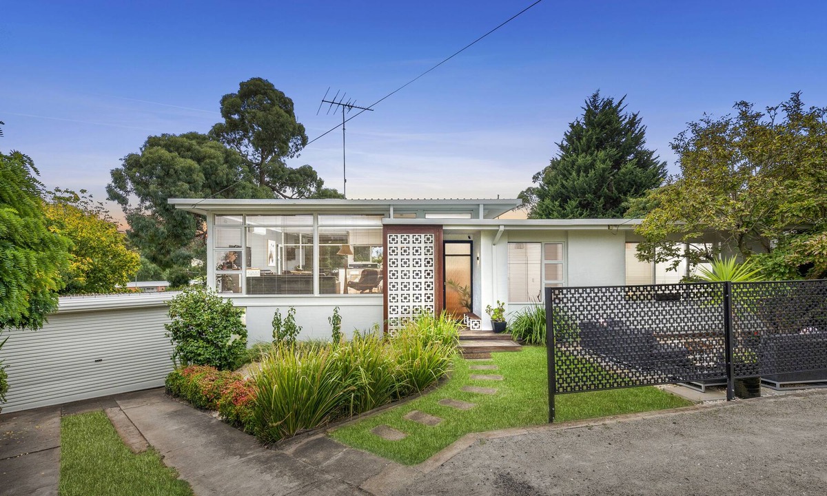 Highton House | Split level home with pool/spa close to river, CBD, Surfcoast and Wineries