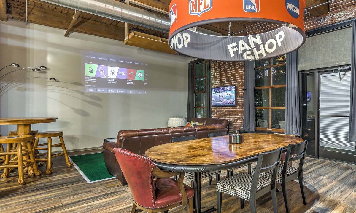 Downtown West Apartment | Sports DWTN Loft-Projector TV-Dining/Poker Table
