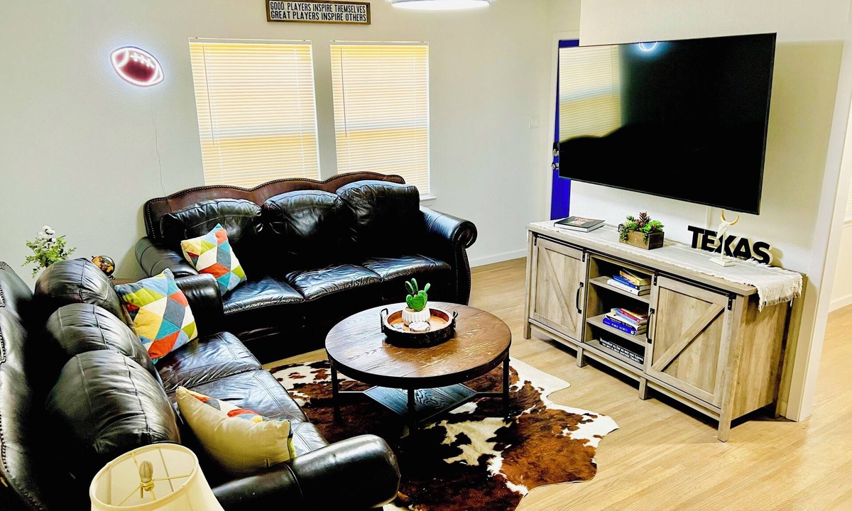 South Arlington House | Sports Themed 3-Bedroom Home in Arlington near AT & T Stadium & Other Sports