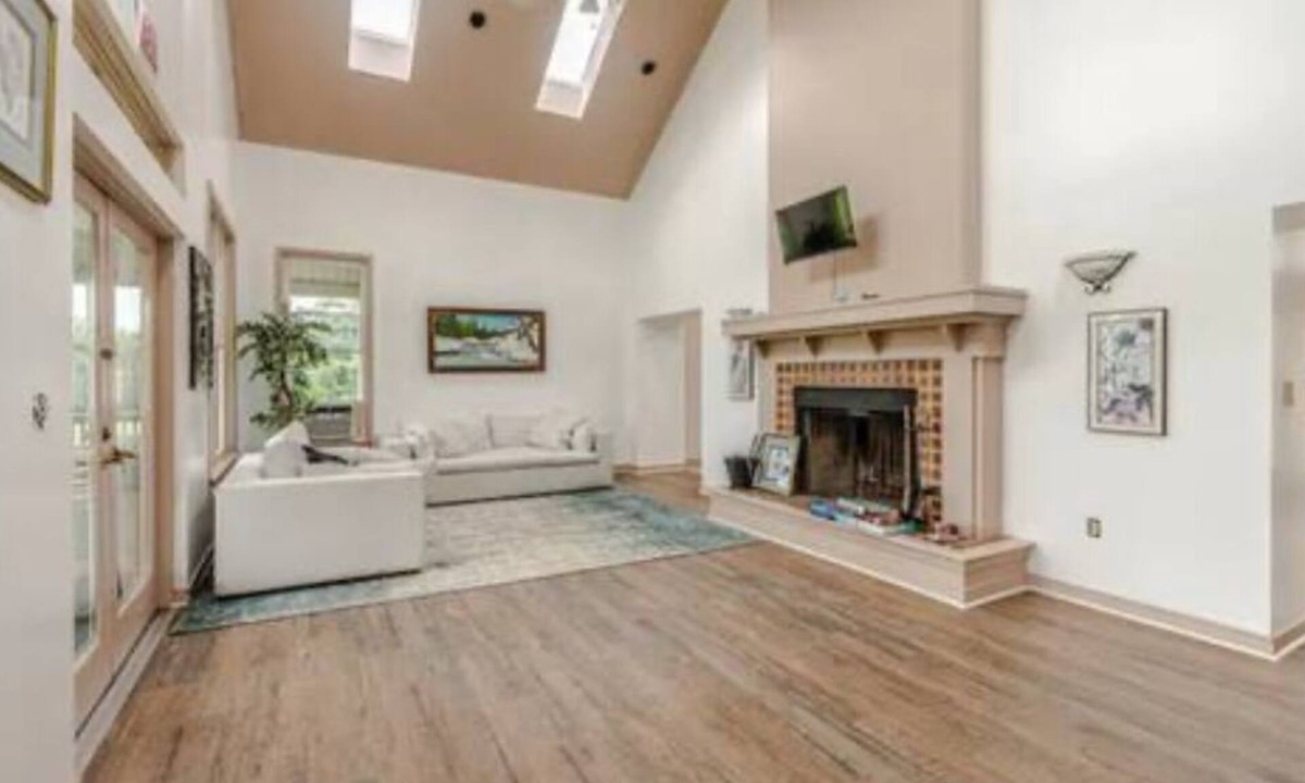 Waynesboro House | Sprawling 9‑BR Mountaintop Oasis- BlueRidge Views