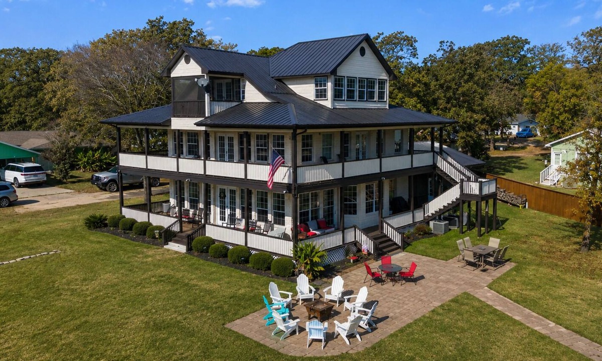 Mabank House | Sprawling Cape Cod feel Waterfront Haven with 300 feet of private lakefront