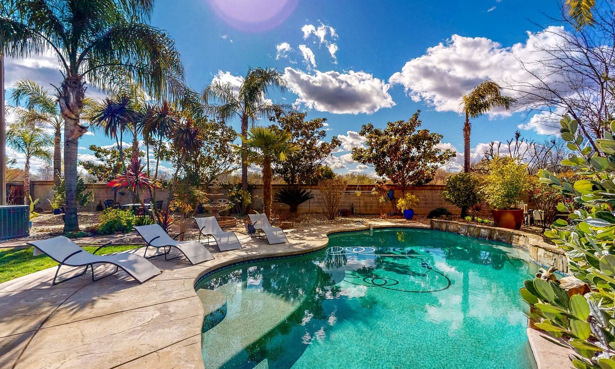 Roseville House | Sprawling Home - Great Location, Large Yard & Pool