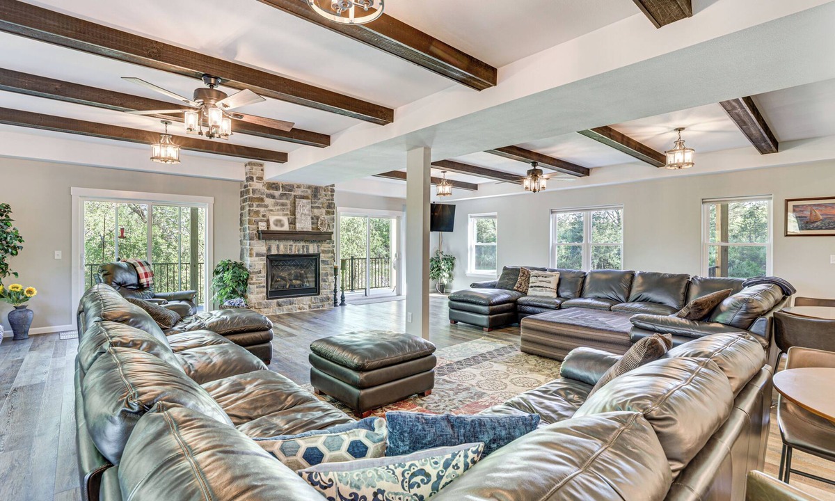 Lake Delton Villa | Sprawling Wisconsin Dells Home w/Deck & Fire Pit