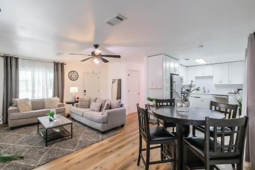Kempwood House | Spring Branch Home Sleeps 6 Yard King Suit