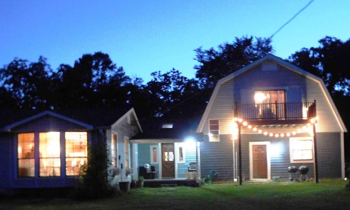 Palestine Cabin | SPRING BREAK! FISHING, WATERFRONT, 3 BEDROOMS, QUIET, ISOLATED RURAL AREA