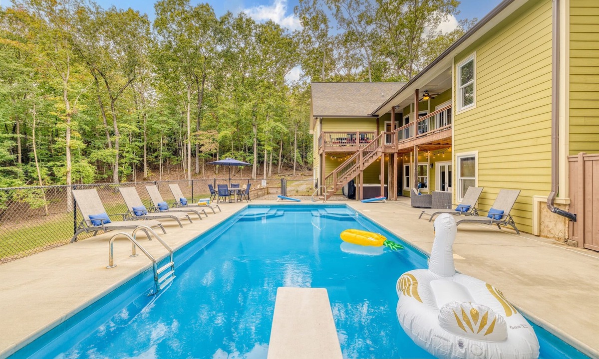 Foxfire Estates Cabin | Spring Break - POOL, sleeps 18, theater, hot tub, gameroom, & 5 min to downtown