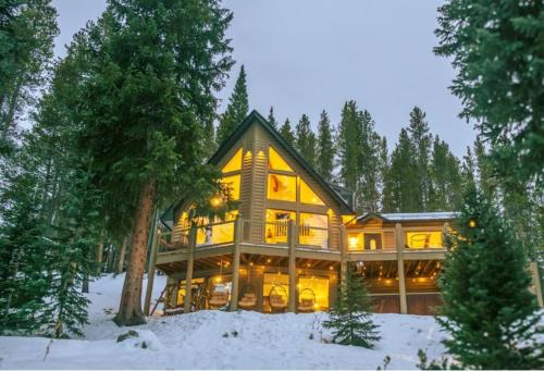 Crown Ski Chalet | Spring Break Spcl! ~ Prvt Sauna/Hot Tub + Fire Pit