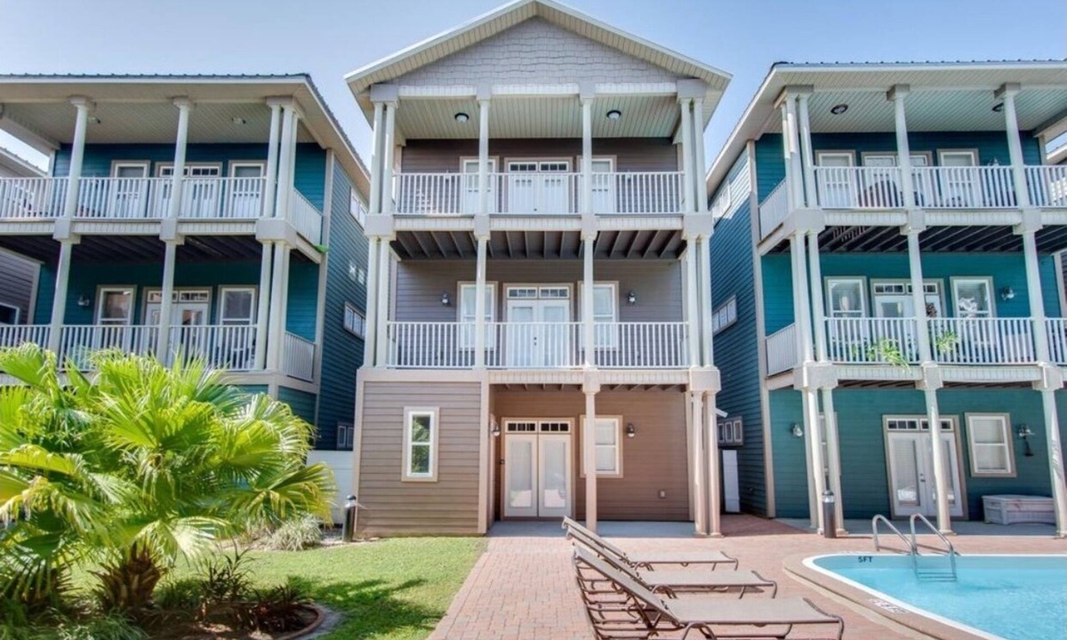 Crescent Beach House | Spring Break Beach Home, 4 Bed 4 Bath, Sleeps 12! Walk to Beach! Pool!
