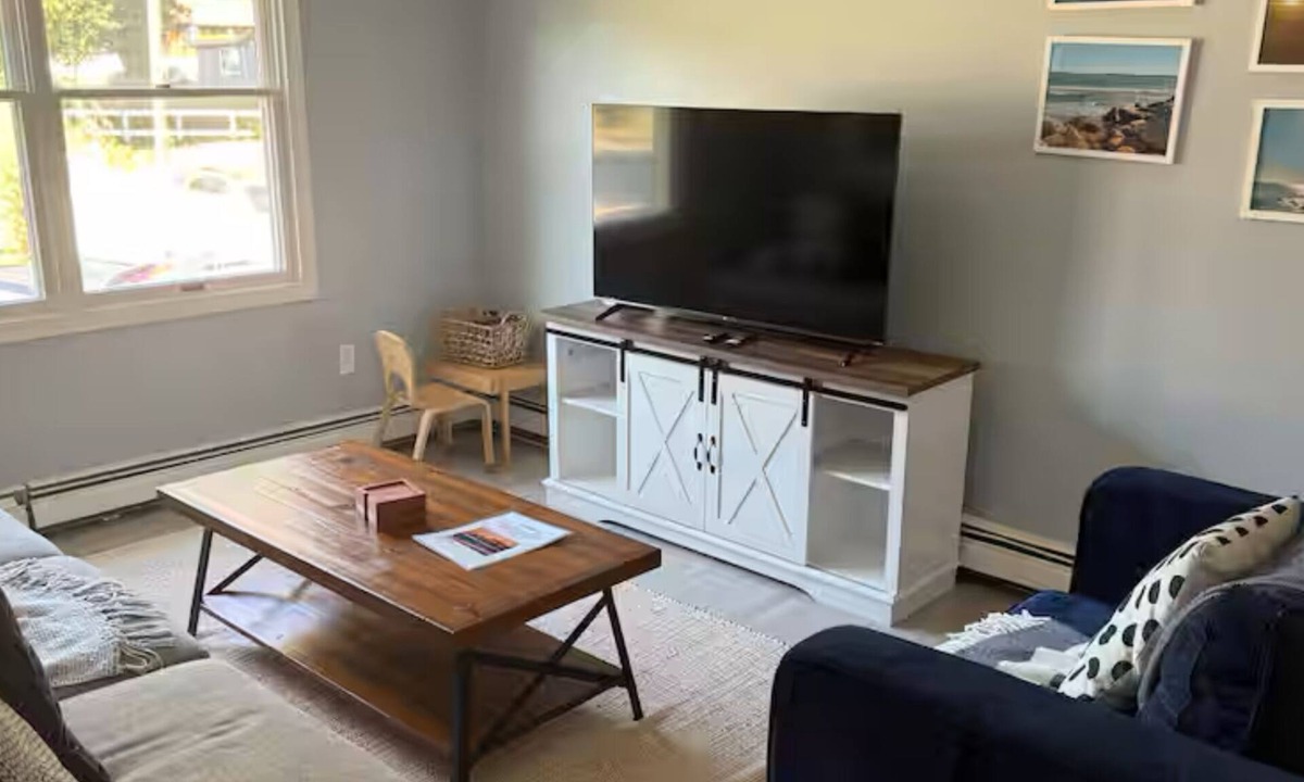 Bonnet Shores House | Spring by the Sea. Cozy Retreat in Bonnet Shores near Newport. Firepit