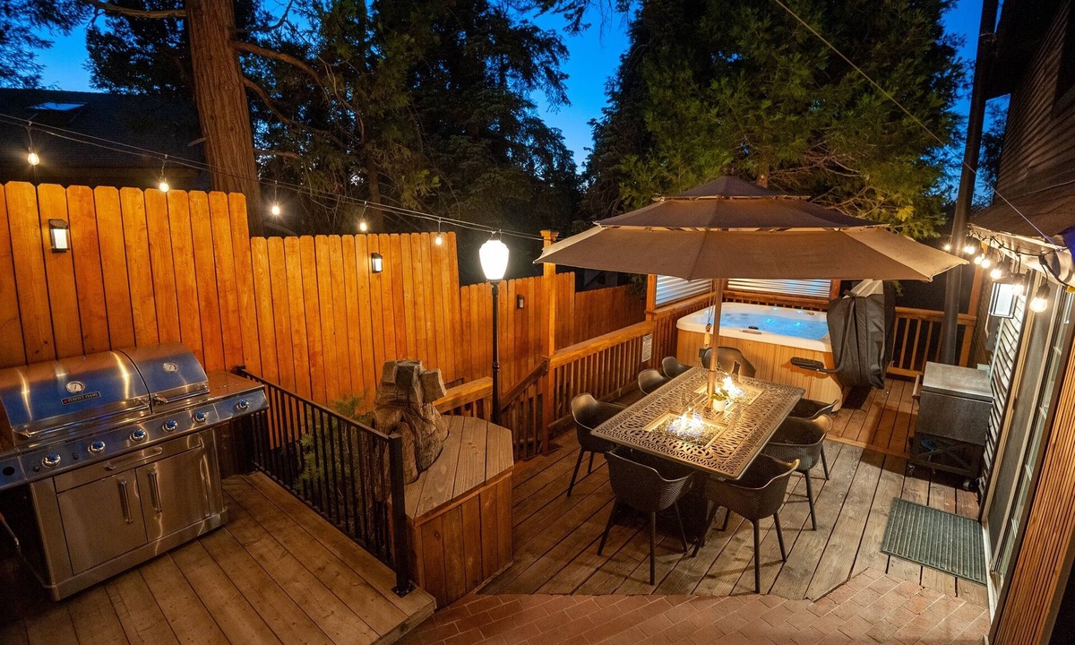 Twin Peaks Cabin | Spring Cabin Escape | Hot Tub, Deck, Arcade Table