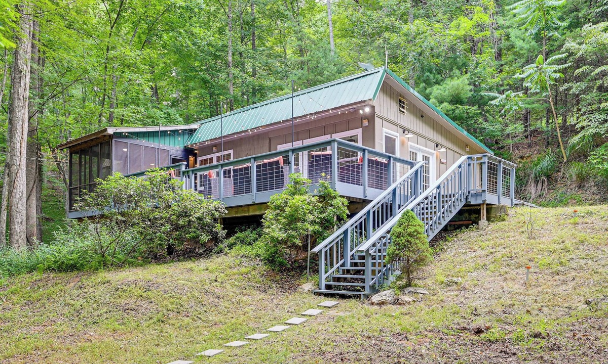 Henry Cabin | Spring Cabin | Hiking & Boating at Philpott Lake
