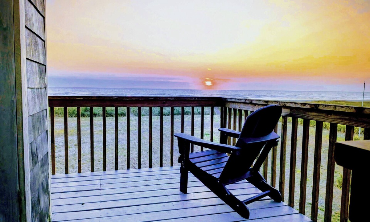 Grayland House | Spring Clamming! Spacious, Serene Grayland Beach Oceanfront! Wifi, Workspaces