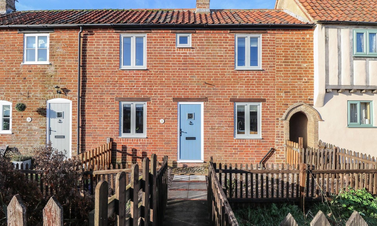 Sea Palling Cottage | SPRING COTTAGE, pet friendly, with open fire in Sea Palling