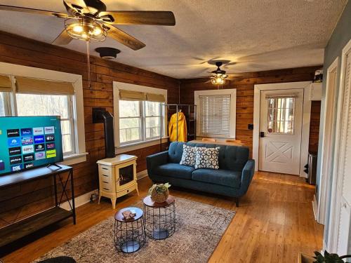 Mars Hill House | Spring Couples Getaway Hot Tub plus 500Mbps