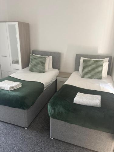 Portswood Apartment | Spring Crescent Apartments - Spacious 1 Bed with Parking, Sleeps 4