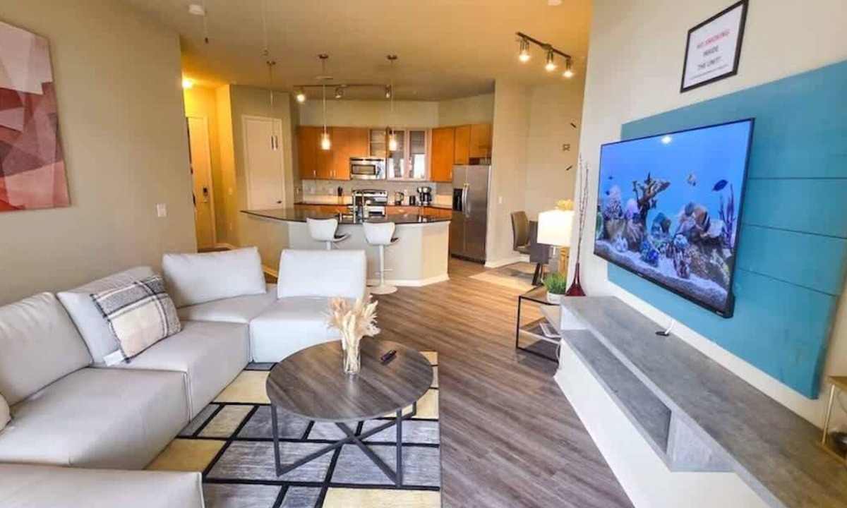 Uptown Condo | Spring Deal | Galleria Luxury Stay + Pool & Gym