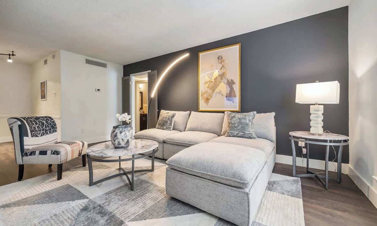 Uptown Apartment | Spring Deals | Walk to Galleria | Holiday-Ready
