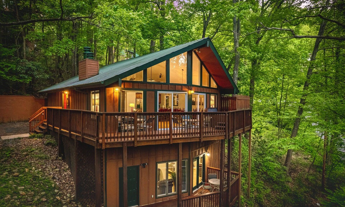 Chalet Village Ski Chalet | Spring Escape⛰Hot Tub~Theater~5min to GSMNP~2 Fireplaces