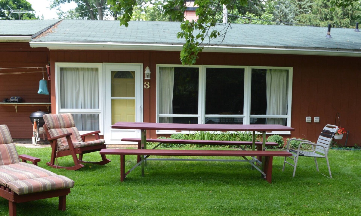 Lakeside Cottage | SPRING & FALL DISCOUNT! Two Bedroom Cottage with Private Beach!