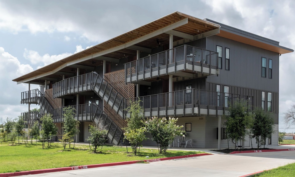 Downtown Apartment | Spring Game Day Stay Near A&M Studio