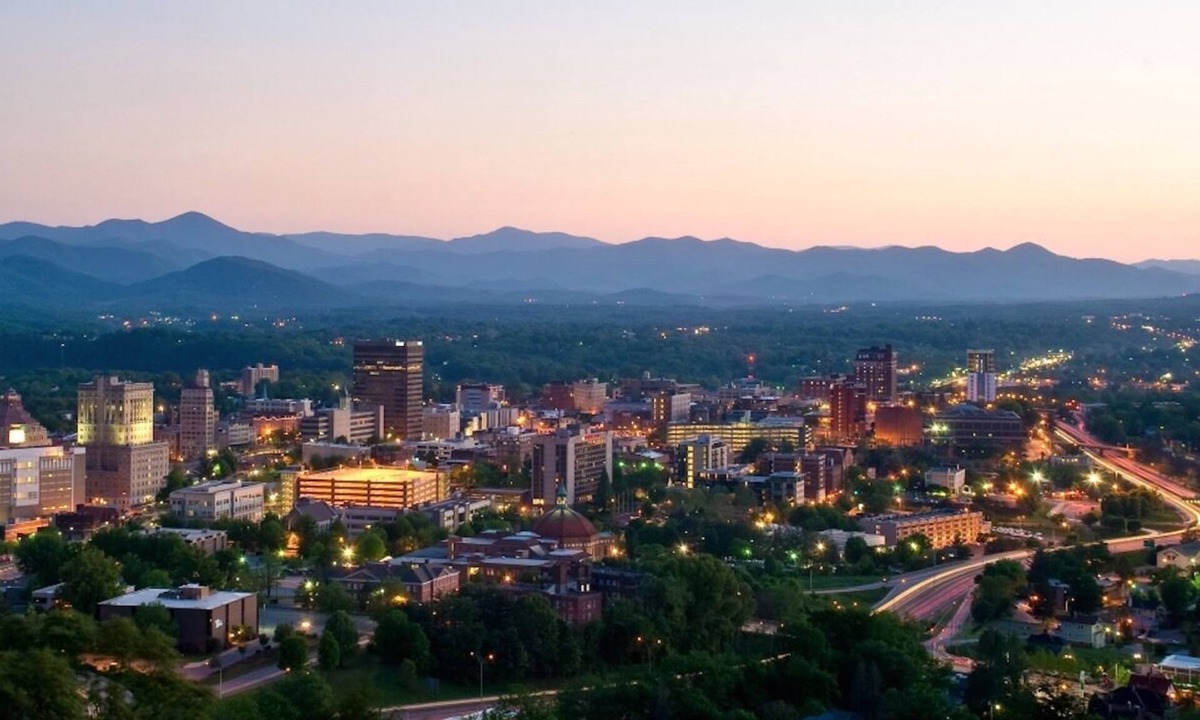 Downtown Asheville Condo | Spring into Summer in this perfectly located downtown condo! ☀️🌷