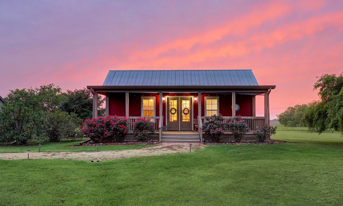 Burton Cottage | SPRING IS WONDERFUL in Round Top!
