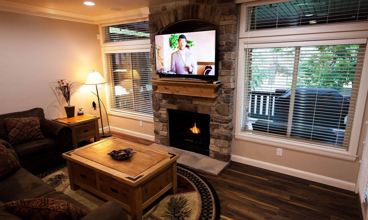 Ogden Condo | Spring Price Drop! Snowbasin Lakeside Luxury 3bd.Hot tub.Garage. 2300sqft