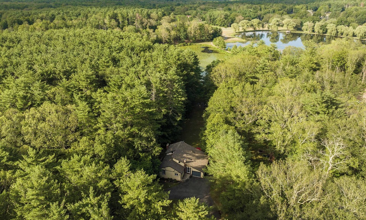 Purling House | Spring Special:Pond Views, Backyard Dining+BBQ