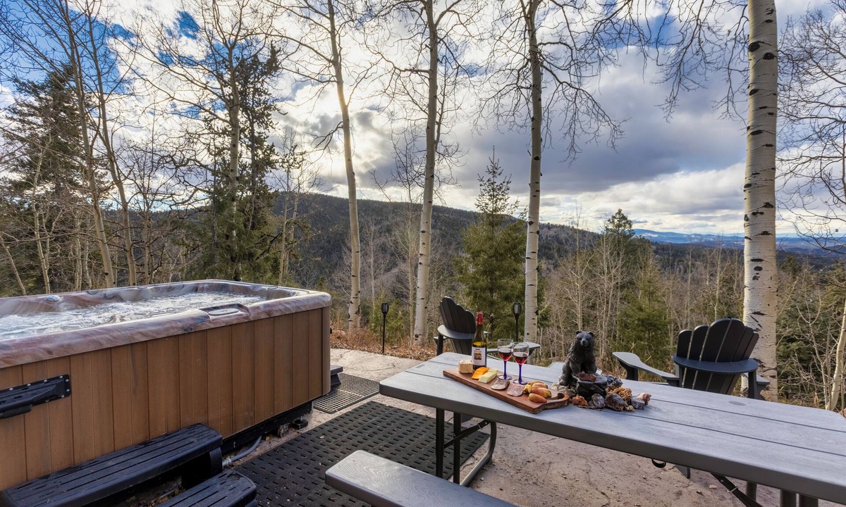 Cripple Creek Cabin | Spring Special Price Private, Romantic, Dog friendly, NEW HotTub, Hiking