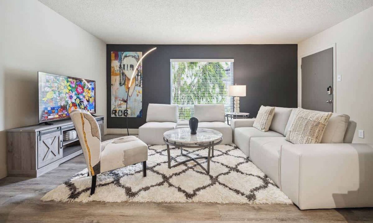 Uptown Apartment | Spring Special | Steps from Galleria & Shops